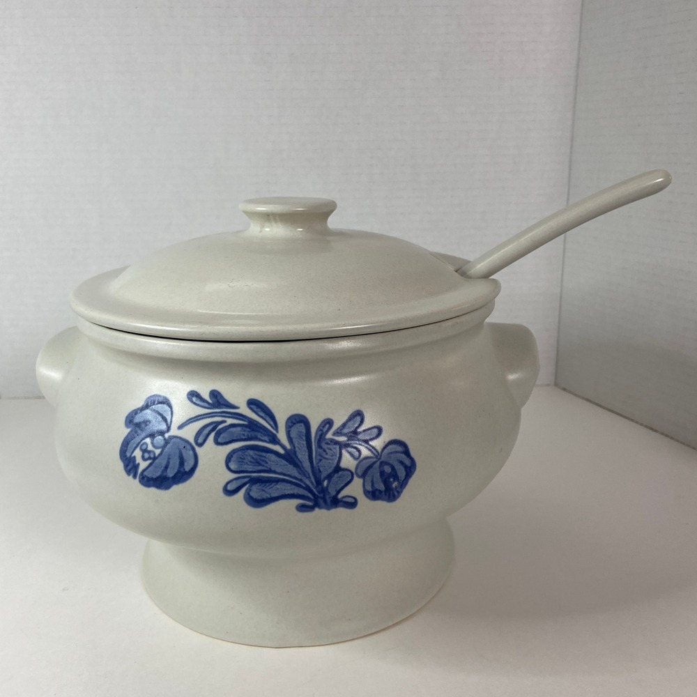 Pfaltzgraff Yorktowne Soup Tureen w/Ladle Set 7-160 Vintage USA Stoneware Cream